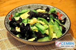 Recipe: Scrambled eggs with cucumber and black fungus