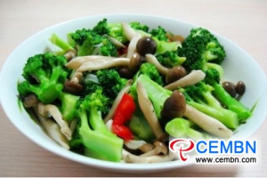Recipe: Fried Brown Shimeji mushroom with broccoli