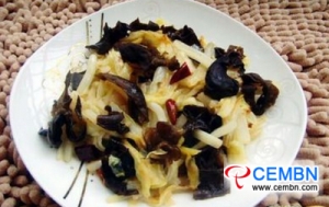 Plain mushroom recipe for a leisure lunch: Fried Black fungus with cabbage